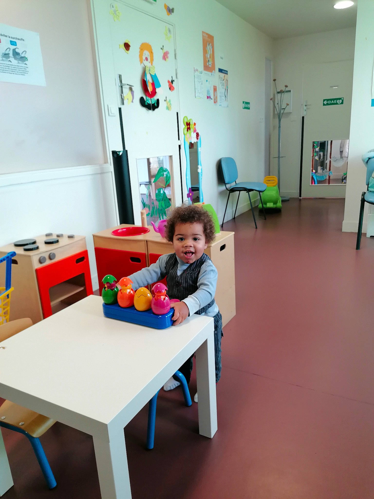 Marvin participe au concours pour gagner de l'argent avec cette photo : ball, building, chair, child, class, design, desk, flooring, fun, interior_design, kindergarten, leisure, person, play, room, sitting, smile, table, toddler, toy