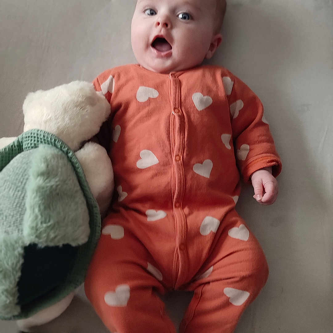 Rose a rejoint le concours — aidez-le/la à gagner de superbes lots ! baby, bed, bodypart, clothing, cushion, face, finger, furniture, glove, hand, head, homedecor, newborn, pajamas, pants, person, photography, plush, portrait, toy