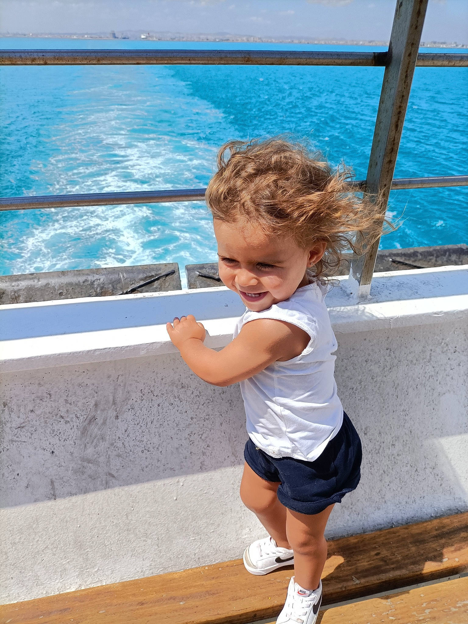 Maïa participe au concours pour gagner de l'argent avec cette photo : azure, blue, child, electric_blue, fun, hairstyle, happy, human_leg, knee, lake, leisure, line, person, recreation, sky, summer, thigh, toddler, waist, water