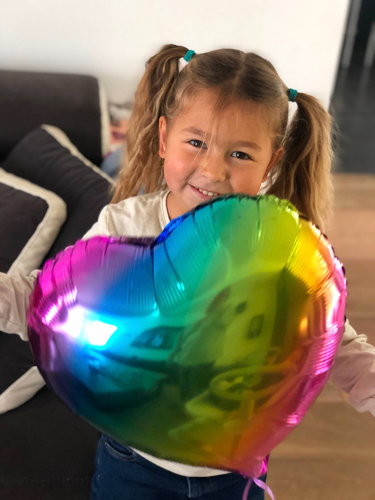 Eva a rejoint le concours — aidez-le/la à gagner de superbes lots ! balloon, cool, eye, fun, grass, hair, hairstyle, happy, head, human_body, joy, leisure, party_supply, people_in_nature, person, recreation, smile, tire, toddler, toy