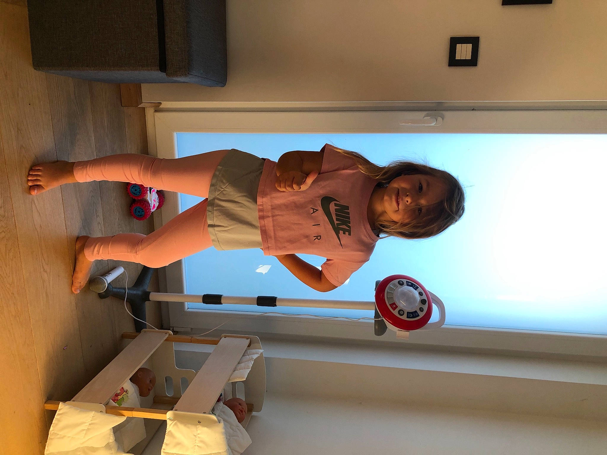 Eva a rejoint le concours — aidez-le/la à gagner de superbes lots ! balance, calf, ceiling, comfort, elbow, finger, fun, hardwood, human_leg, joint, joy, knee, leg, person, shorts, shoulder, smile, sneakers, t_shirt, thigh