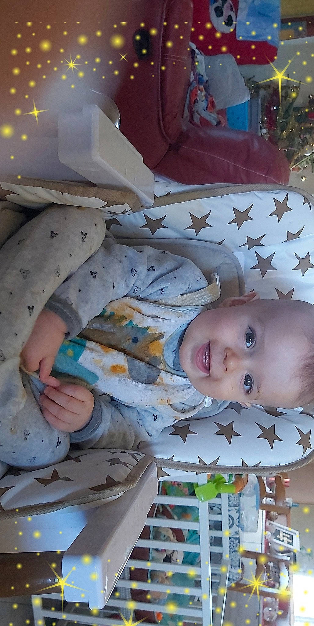 Marvin a rejoint le concours — aidez-le/la à gagner de superbes lots ! baby, baby_products, baby_toddler_clothing, carmine, cheek, child, dress, eye, human_body, linens, organ, pattern, person, product, room, skin, smile, snapshot, textile, toddler