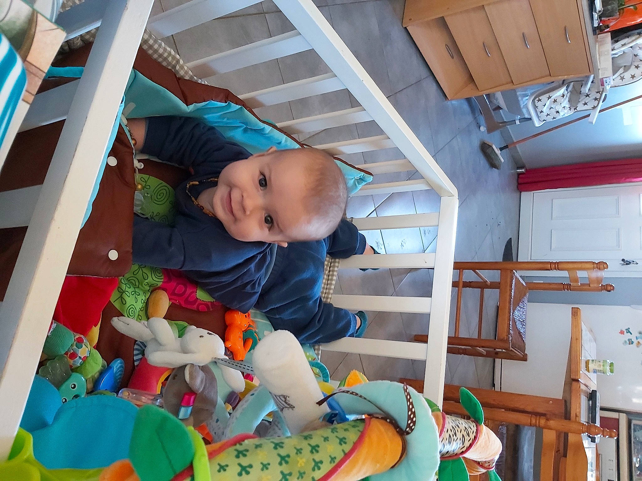 Marvin a rejoint le concours — aidez-le/la à gagner de superbes lots ! baby, baby_products, baby_safety, baby_toddler_clothing, baby_toys, ceiling, child, comfort, fun, happy, joy, leisure, orange, person, play, recreation, room, toddler, toy, vacation