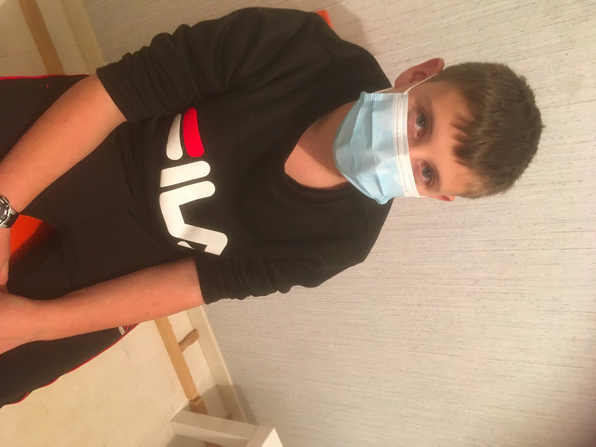 Valentin participe au concours pour gagner de l'argent avec cette photo : arm, blue, finger, floor, flooring, fun, green, hairstyle, human, human_body, human_leg, leg, people, person, product, room, sleeve, sportswear, vertebrate, wood