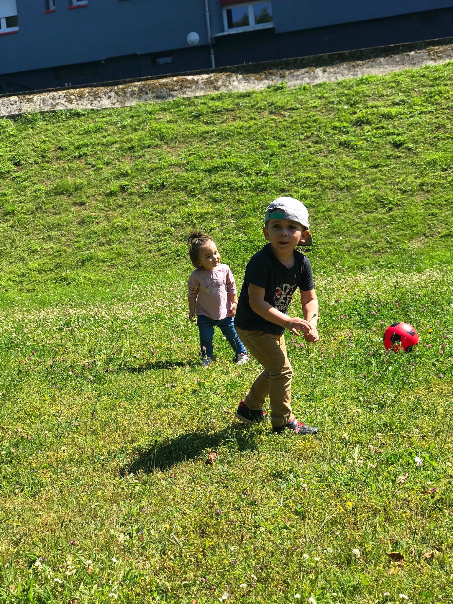 Kelyana a rejoint le concours — aidez-le/la à gagner de superbes lots ! agriculture, ball, field, grass, grass_family, grassland, groundcover, headwear, landscape, lawn, mammal, meadow, pasture, people_in_nature, person, plant, recreation, rural_area, shrub, soil