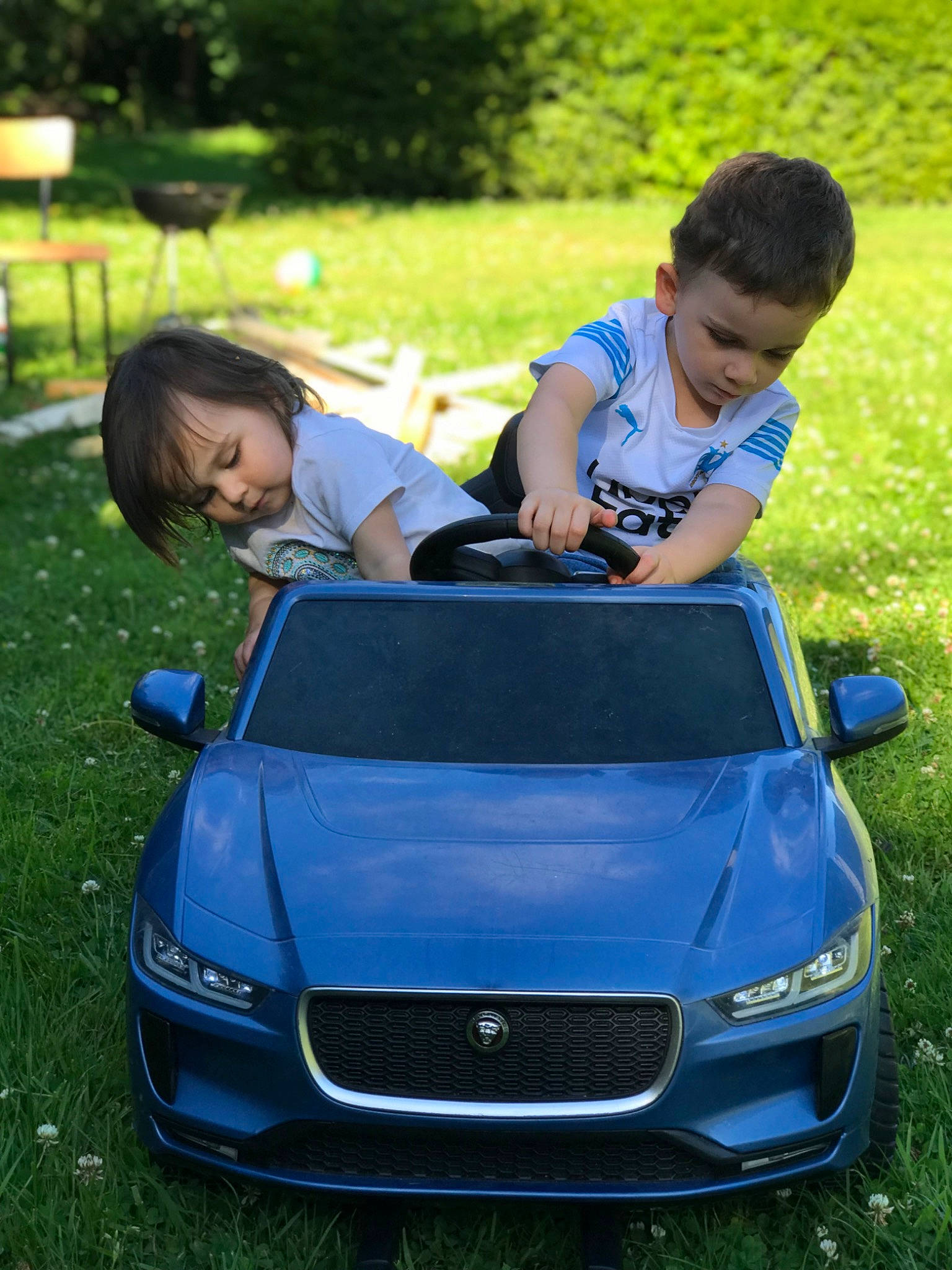 Kelyana participe au concours pour gagner de l'argent avec cette photo : automotive_design, automotive_exterior, automotive_lighting, bumper, car, green, grille, headlamp, hood, light, motor_vehicle, person, photograph, plant, shorts, tire, tree, vehicle, vehicle_door, white