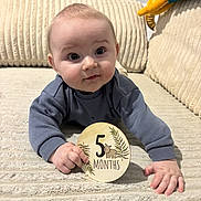 Milo a rejoint le concours — aidez-le/la à gagner de superbes lots ! baby, infant, child, milestone_sign, 5_months, couch, pillow, sweater, hand, face, eyes, home_interior, furniture, texture, cute, portrait, lying_down, skin, expression, indoor
