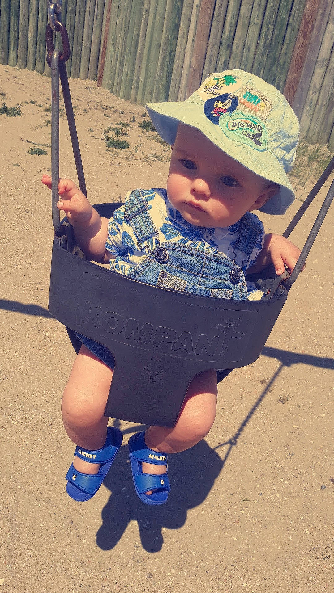 Léo a rejoint le concours — aidez-le/la à gagner de superbes lots ! child, cool, headwear, outdoor_play_equipment, person, play, playground, swing, toddler