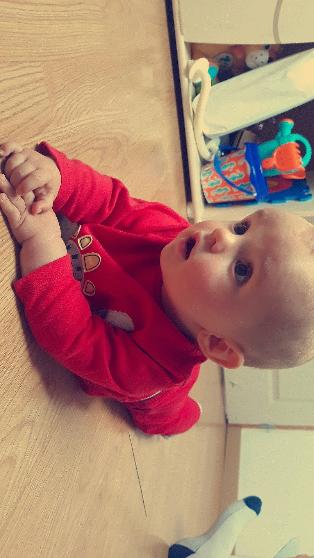 Léo participe au concours pour gagner de l'argent avec cette photo : baby, cheek, child, person, play, selfie, surprise, toddler