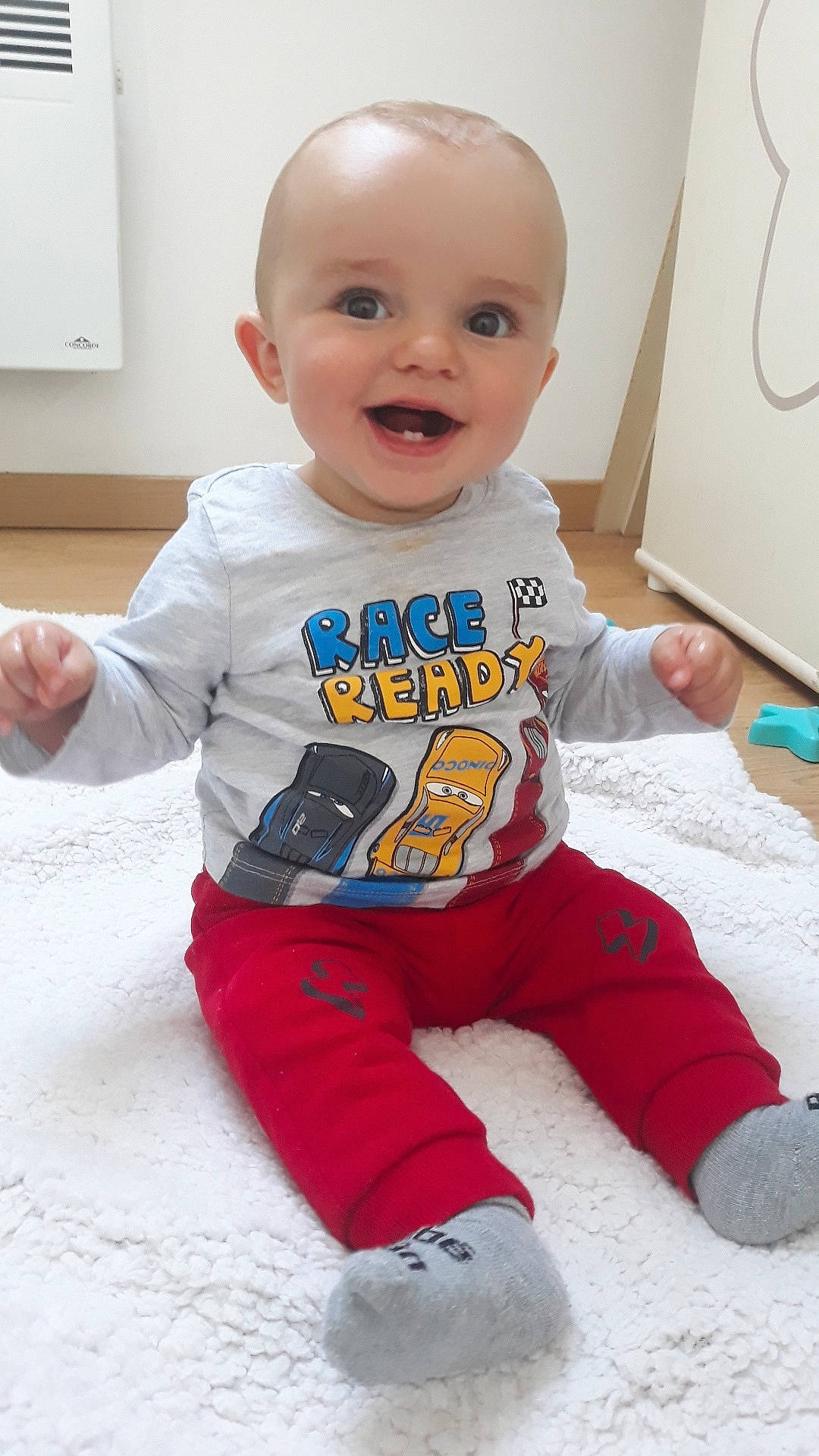 Léo participe au concours pour gagner de l'argent avec cette photo : baby, baby_toddler_clothing, child, person, play, sleeve, standing, t_shirt, toddler