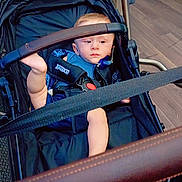 Abdelkader participe au concours pour gagner de l'argent avec cette photo : baby, black, casual, chair, child, clothing, expression, flooring, foot, head, indoor, leg, modern, pacifier, person, safety_bar, seat, straps, stroller, young