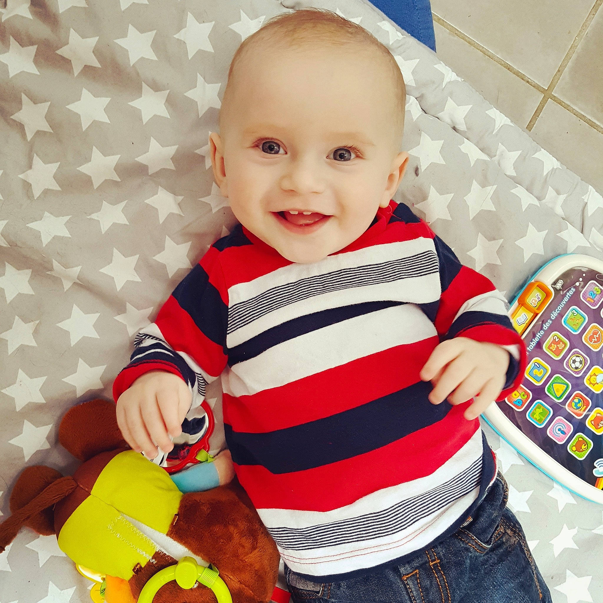 Wayatt a rejoint le concours — aidez-le/la à gagner de superbes lots ! baby, baby_products, baby_toddler_clothing, cheek, child, joy, person, play, product, sleeve, toddler