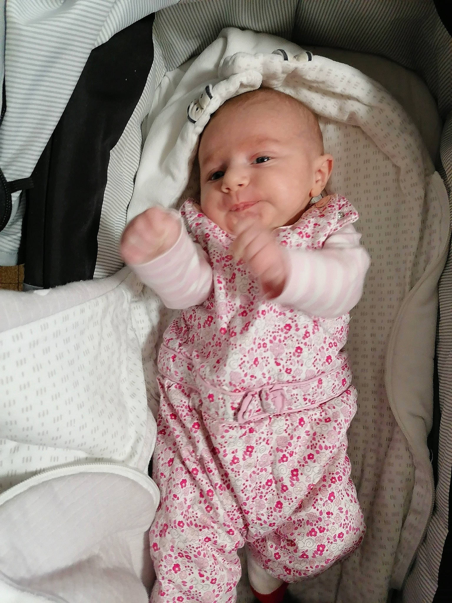 Maryam a rejoint le concours — aidez-le/la à gagner de superbes lots ! baby, baby_toddler_clothing, cheek, child, chin, comfort, eye, finger, gesture, happy, iris, lip, mouth, nose, outerwear, person, sitting, skin, sleeve, textile