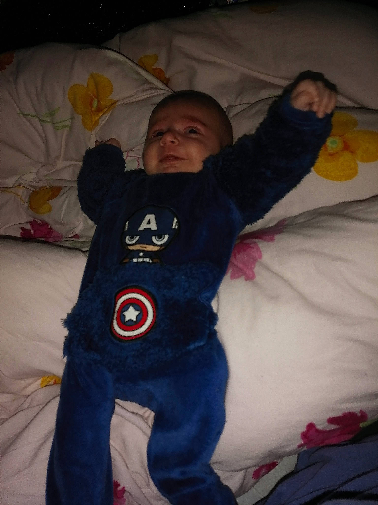 Maryam participe au concours pour gagner de l'argent avec cette photo : baby_toddler_clothing, bed, comfort, cool, eye, facial_expression, finger, fun, gesture, head, mammal, mouth, nose, orange, person, product, sleeve, smile, textile, toddler