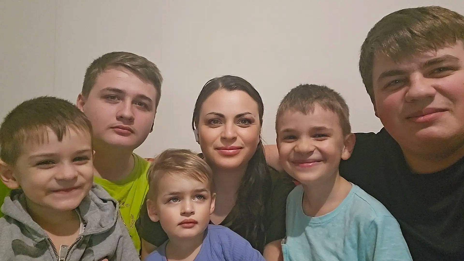 Dominique a rejoint le concours — aidez-le/la à gagner de superbes lots ! baby, boy, child, clothing, earbuds, electronics, face, family, groupshot, happy, head, male, people, person, photography, portrait, selfie, smile, t_shirt, teen