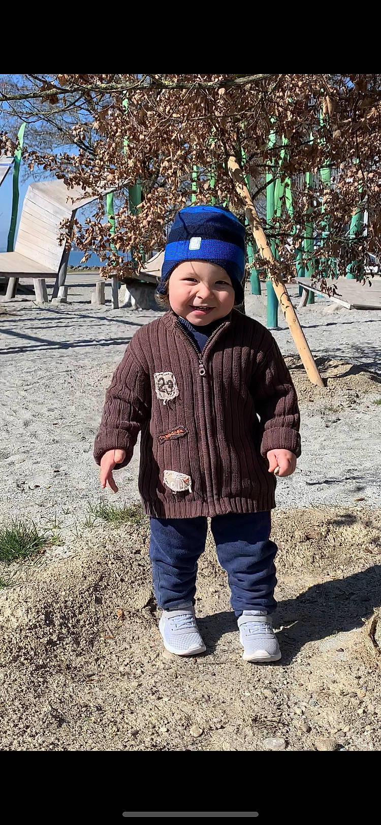 Rodrigo participe au concours pour gagner de l'argent avec cette photo : cap, child, electric_blue, freezing, fun, fur, grass, happy, headwear, hood, jeans, leisure, people_in_nature, person, plant, recreation, sleeve, smile, soil, toddler