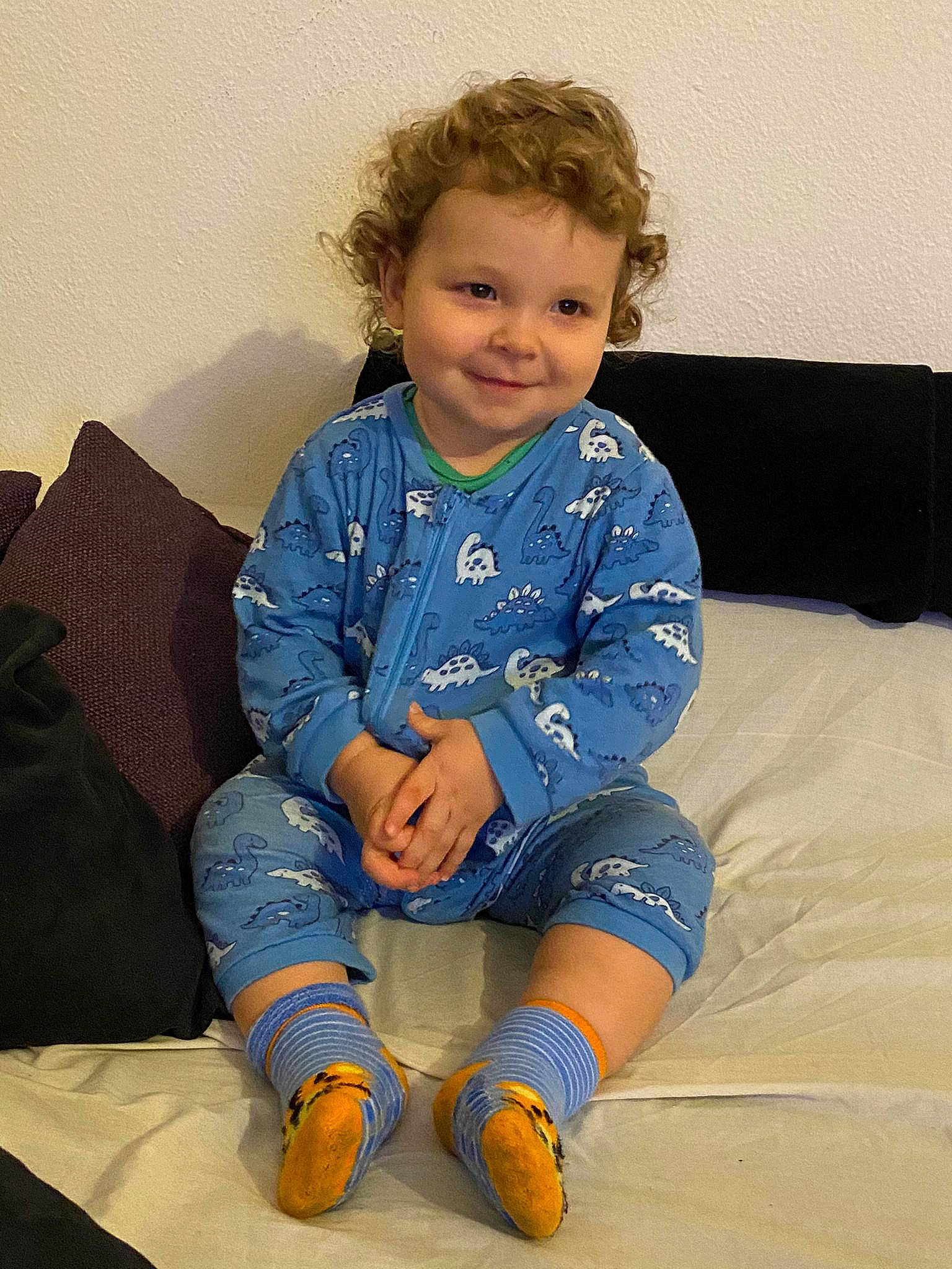 Rodrigo a rejoint le concours — aidez-le/la à gagner de superbes lots ! arm, baby_toddler_clothing, cheek, comfort, couch, electric_blue, eye, face, happy, head, human_body, human_leg, joy, knee, leg, person, skin, sleeve, smile, sock