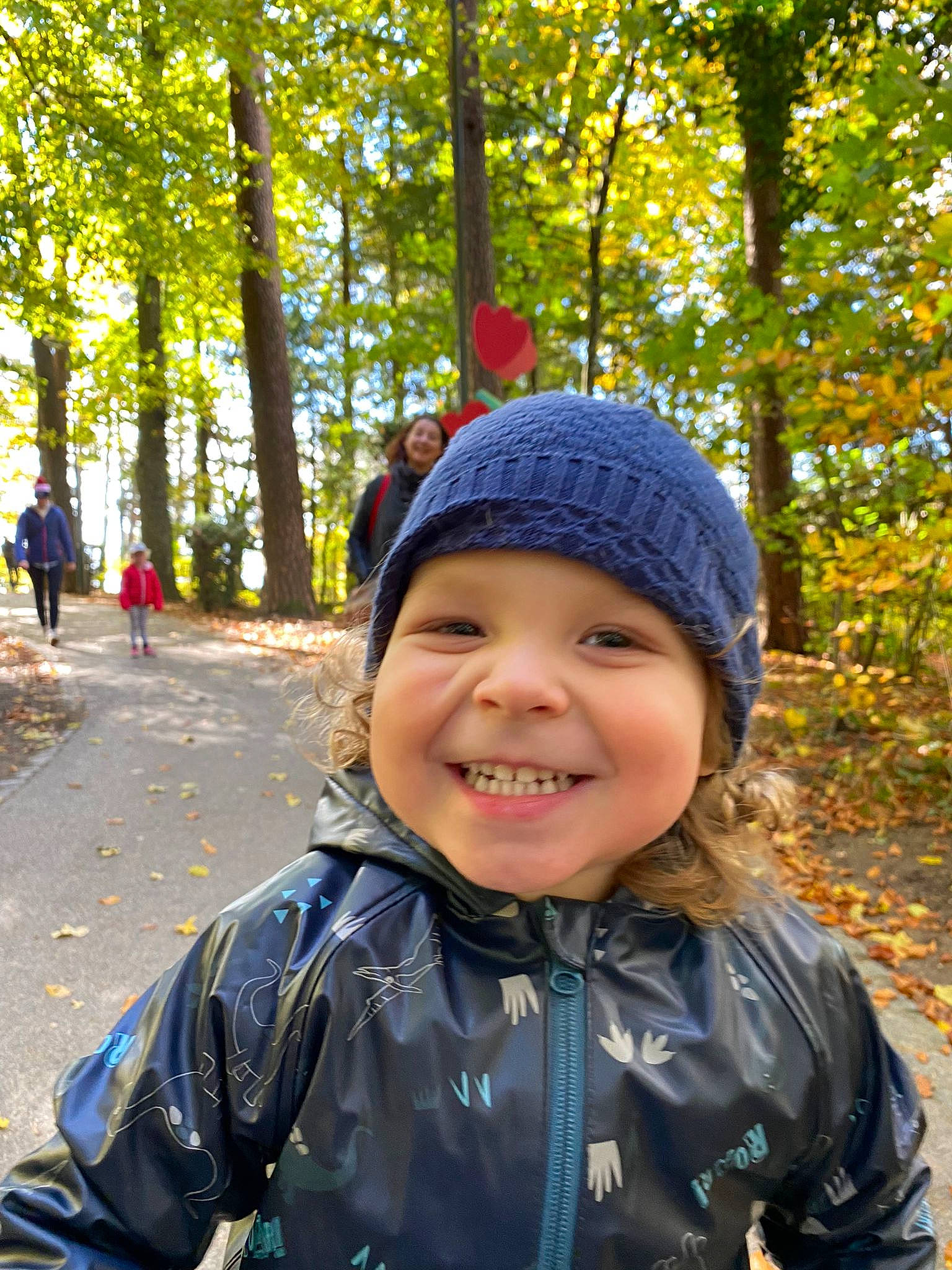 Rodrigo a rejoint le concours — aidez-le/la à gagner de superbes lots ! blurred, cap, child, electric_blue, fashion_accessory, forest, fun, happy, headgear, headwear, joy, knit_cap, leaf, leisure, outerwear, people_in_nature, person, personal_protective_equipment, recreation, smile