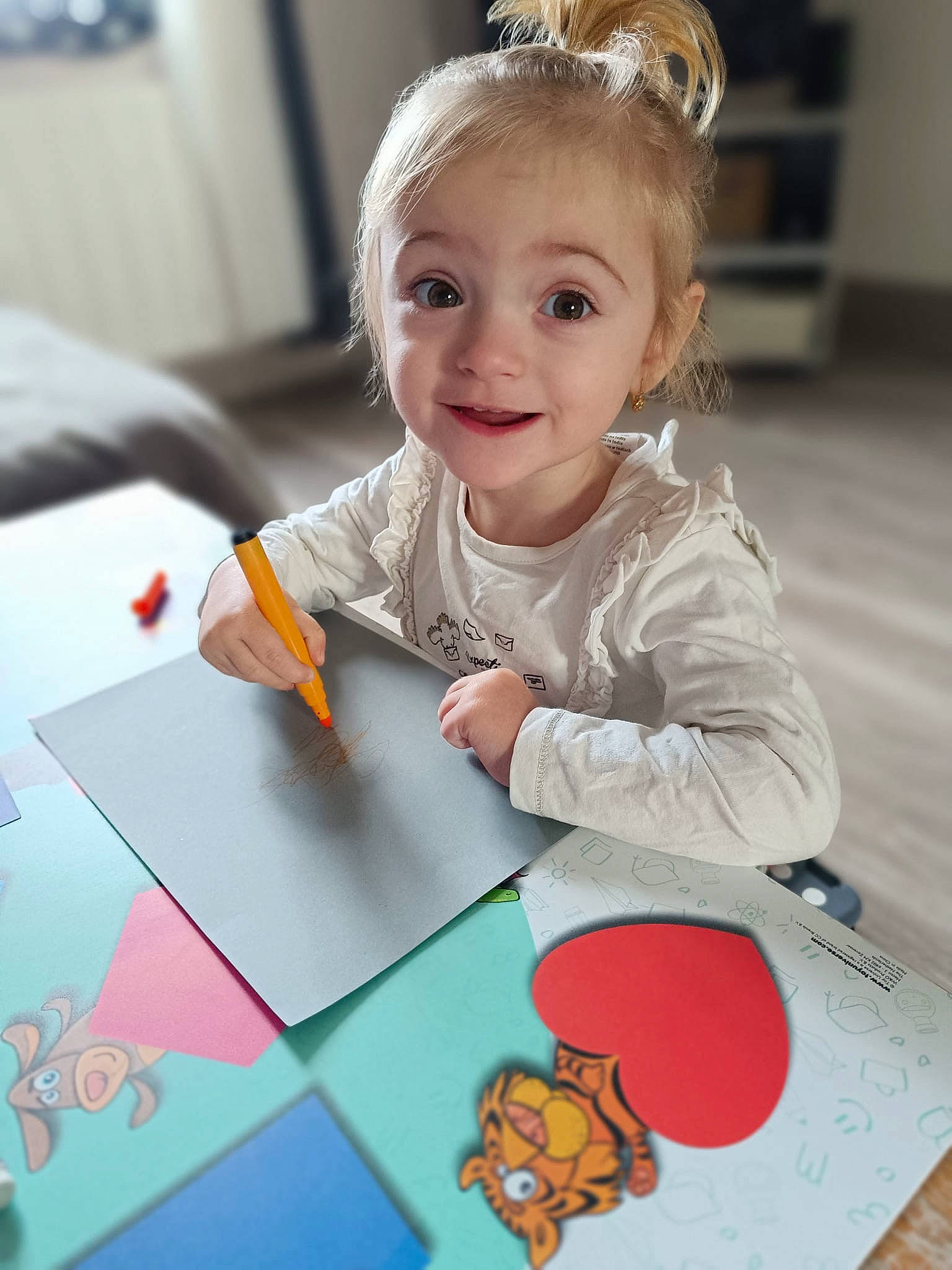 Séréna participe au concours pour gagner de l'argent avec cette photo : art, baby, baby_toddler_clothing, child, dress, fashion_accessory, flooring, fun, happy, headband, headpiece, jewellery, joy, pattern, person, room, sitting, smile, stationery, toddler