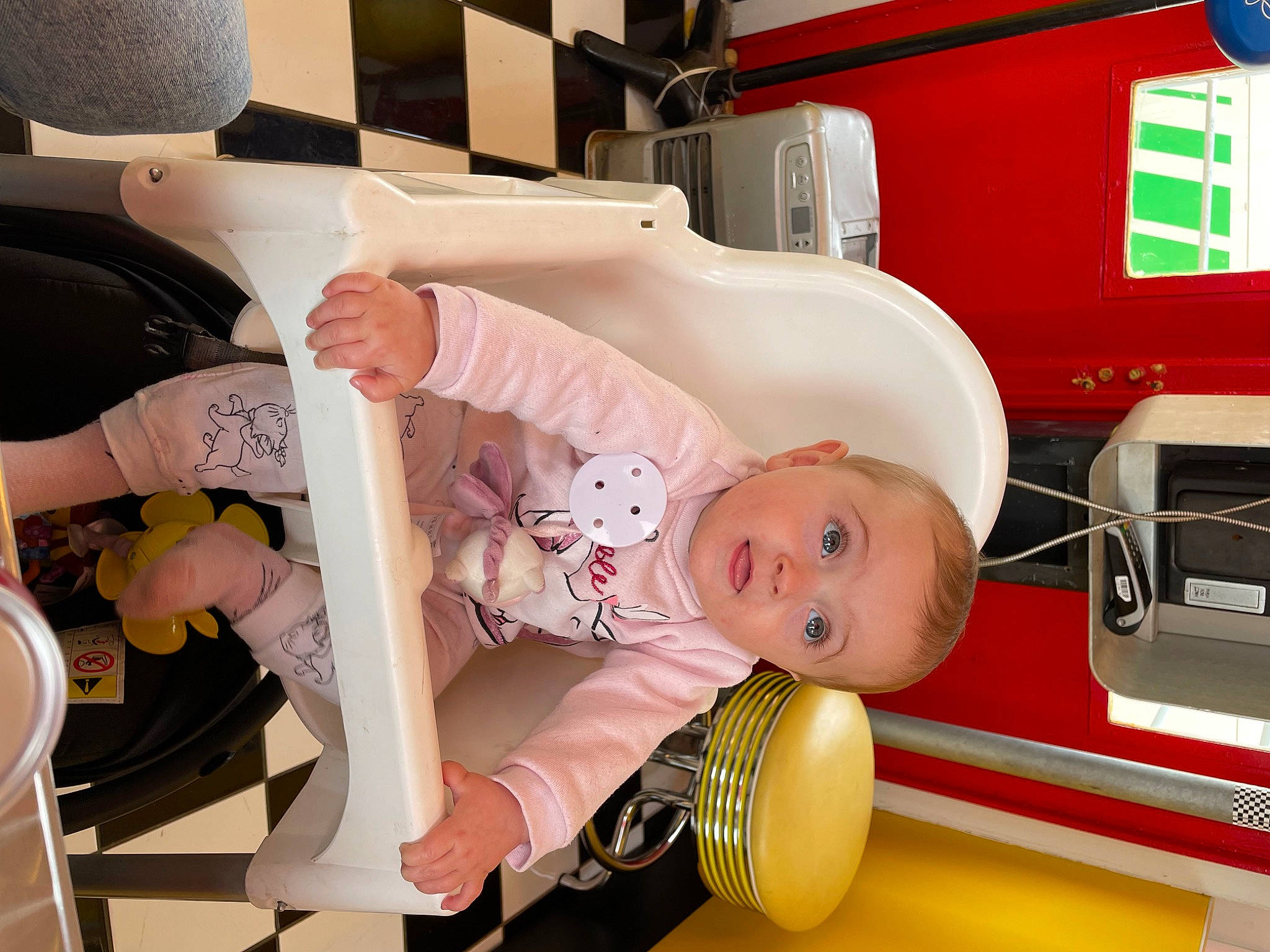 Séréna a rejoint le concours — aidez-le/la à gagner de superbes lots ! automotive_design, automotive_exterior, baby, baby_products, child, fun, gas, hat, health_care, machine, motor_vehicle, person, product, room, service, smile, surprise, t_shirt, toddler, vehicle