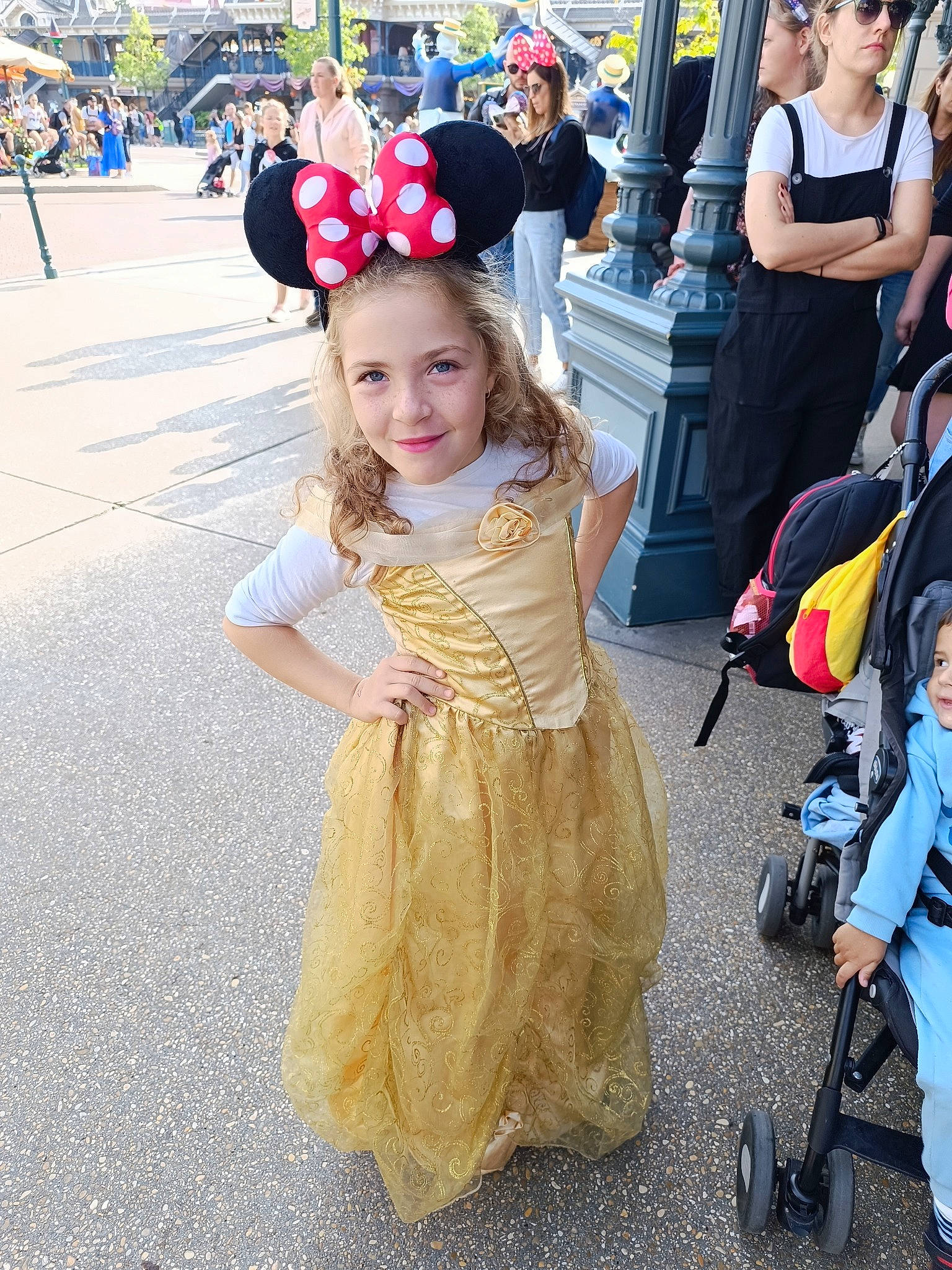 Médina participe au concours pour gagner de l'argent avec cette photo : bag, child, costume, dress, event, festival, fictional_character, fun, happy, headwear, joy, luggage_and_bags, person, public_event, recreation, smile, street, tire, toddler, tradition