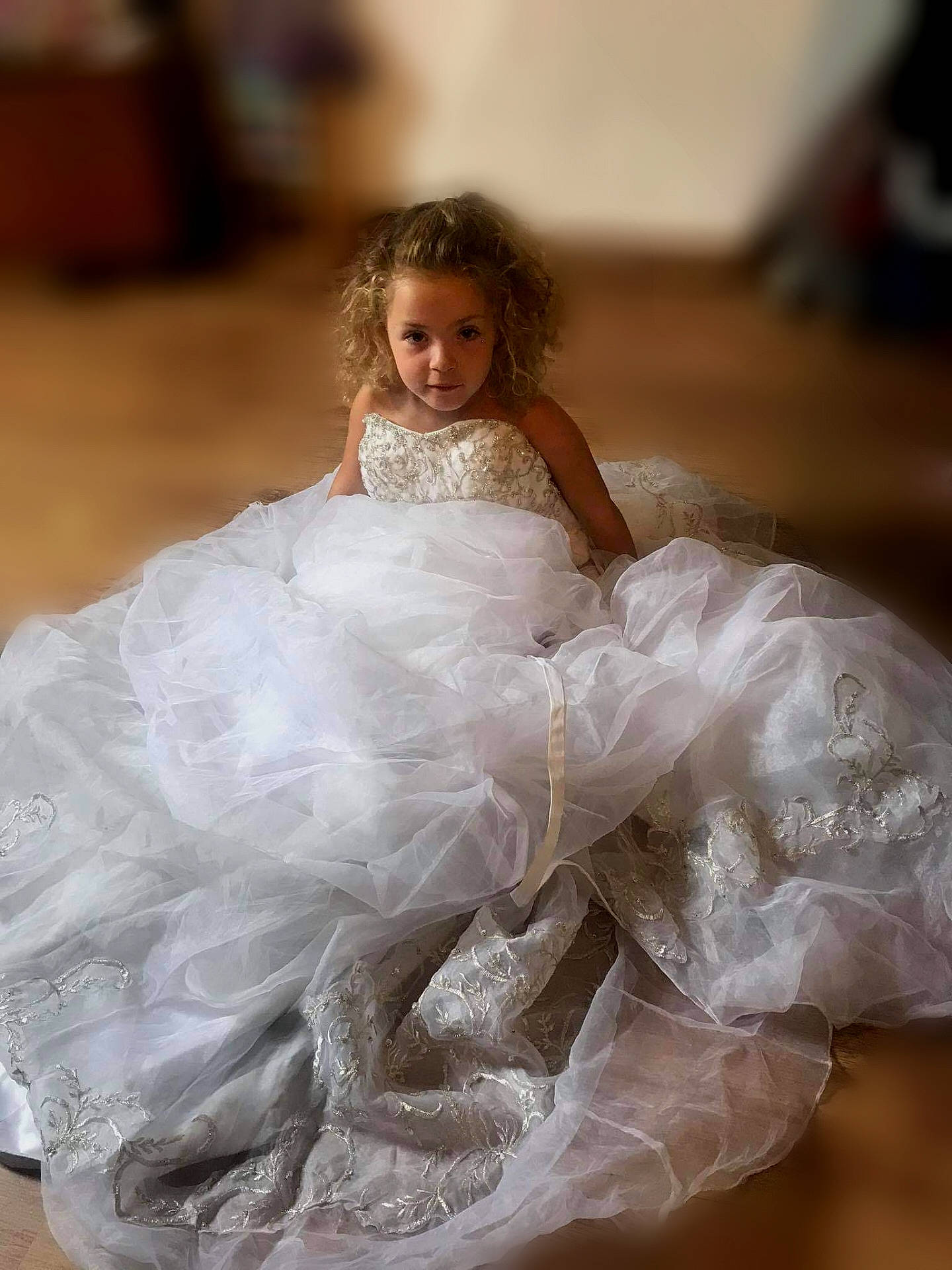 Médina a rejoint le concours — aidez-le/la à gagner de superbes lots ! bridal_accessory, bridal_clothing, bridal_party_dress, dress, embellishment, event, fashion_design, flash_photography, formal_wear, gown, hair, hair_accessory, happy, headpiece, human_body, person, smile, textile, toy, wedding_ceremony_supply