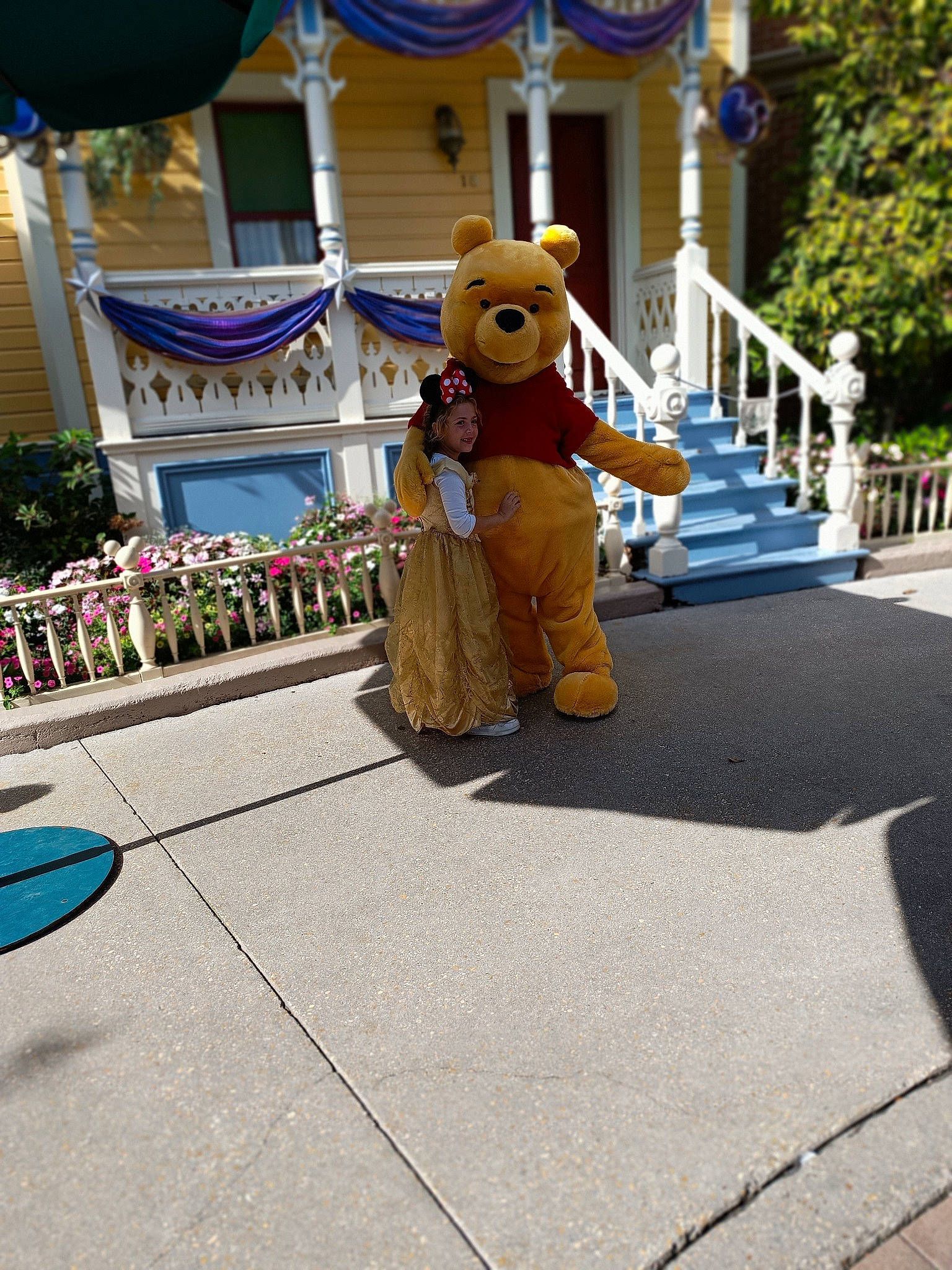 Médina a rejoint le concours — aidez-le/la à gagner de superbes lots ! asphalt, city, event, flooring, fun, hat, joy, leisure, mascot, nonbuilding_structure, person, plant, recreation, road, road_surface, sidewalk, street, tourism, town, toy