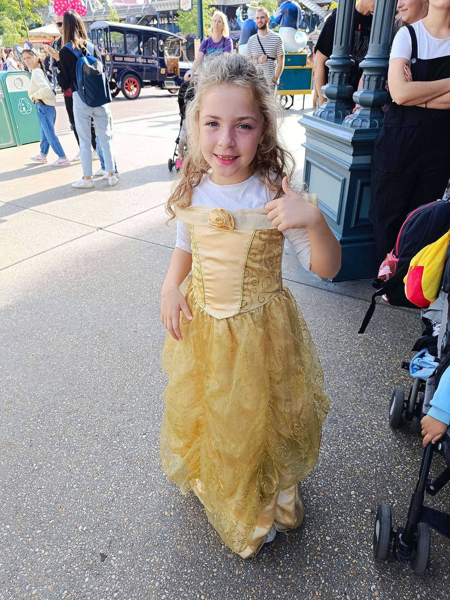 Médina a rejoint le concours — aidez-le/la à gagner de superbes lots ! asphalt, bag, child, clothing, dress, event, fun, happy, joy, luggage_and_bags, pedestrian, person, public_event, recreation, shoe, smile, snapshot, street, tire, toddler