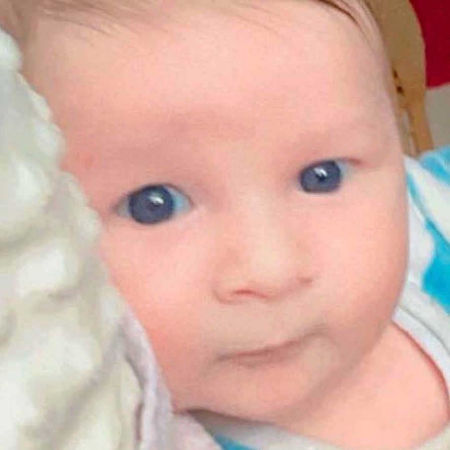 Hugo participe au concours pour gagner de l'argent avec cette photo : accessories, baby, blanket, blonde, bodypart, clothing, costume, earring, face, hair, happy, head, jewelry, mouth, newborn, person, photography, portrait, selfie, smile