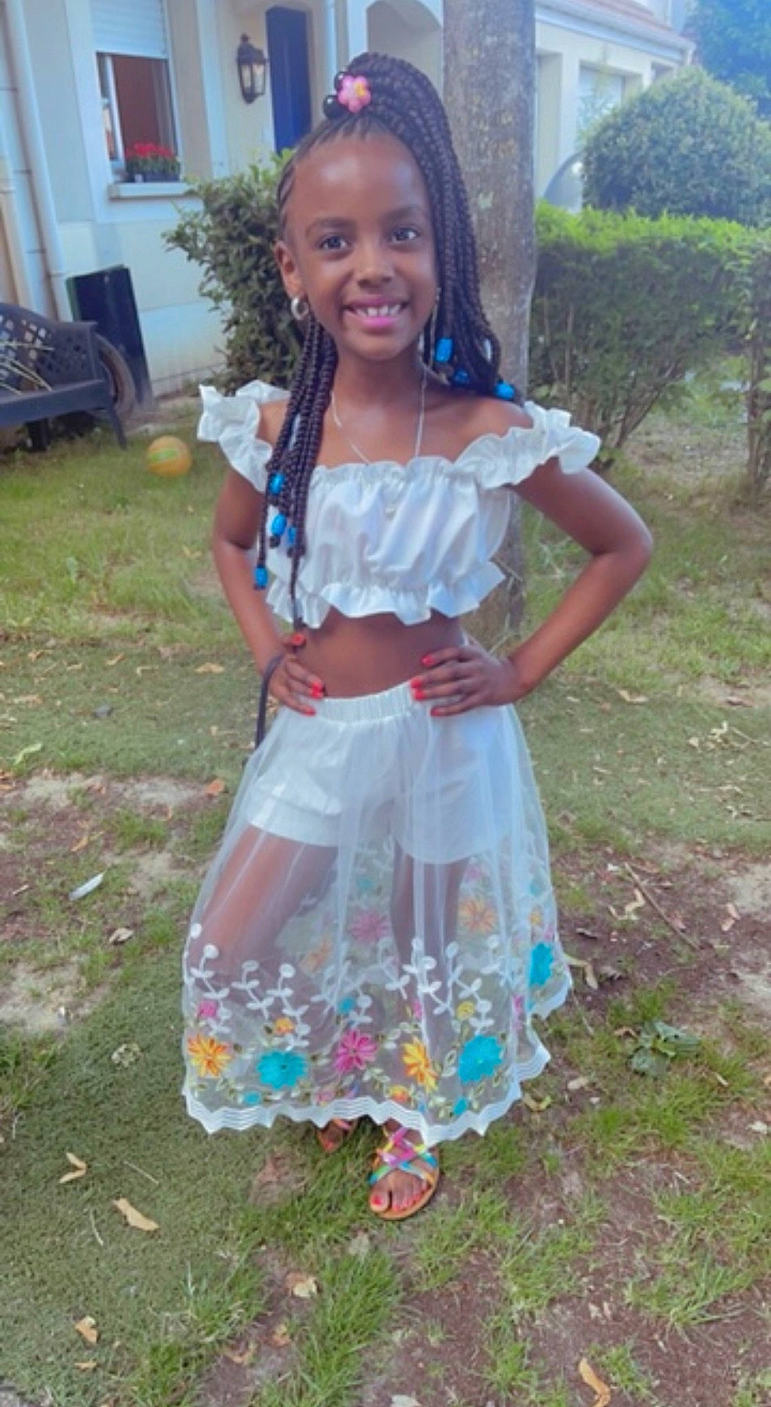 Zelda Mujinga a rejoint le concours — aidez-le/la à gagner de superbes lots ! bench, blue, couch, dress, electric_blue, event, eye, formal_wear, fun, grass, hair, happy, head, human_leg, joy, pattern, person, plant, smile, toddler