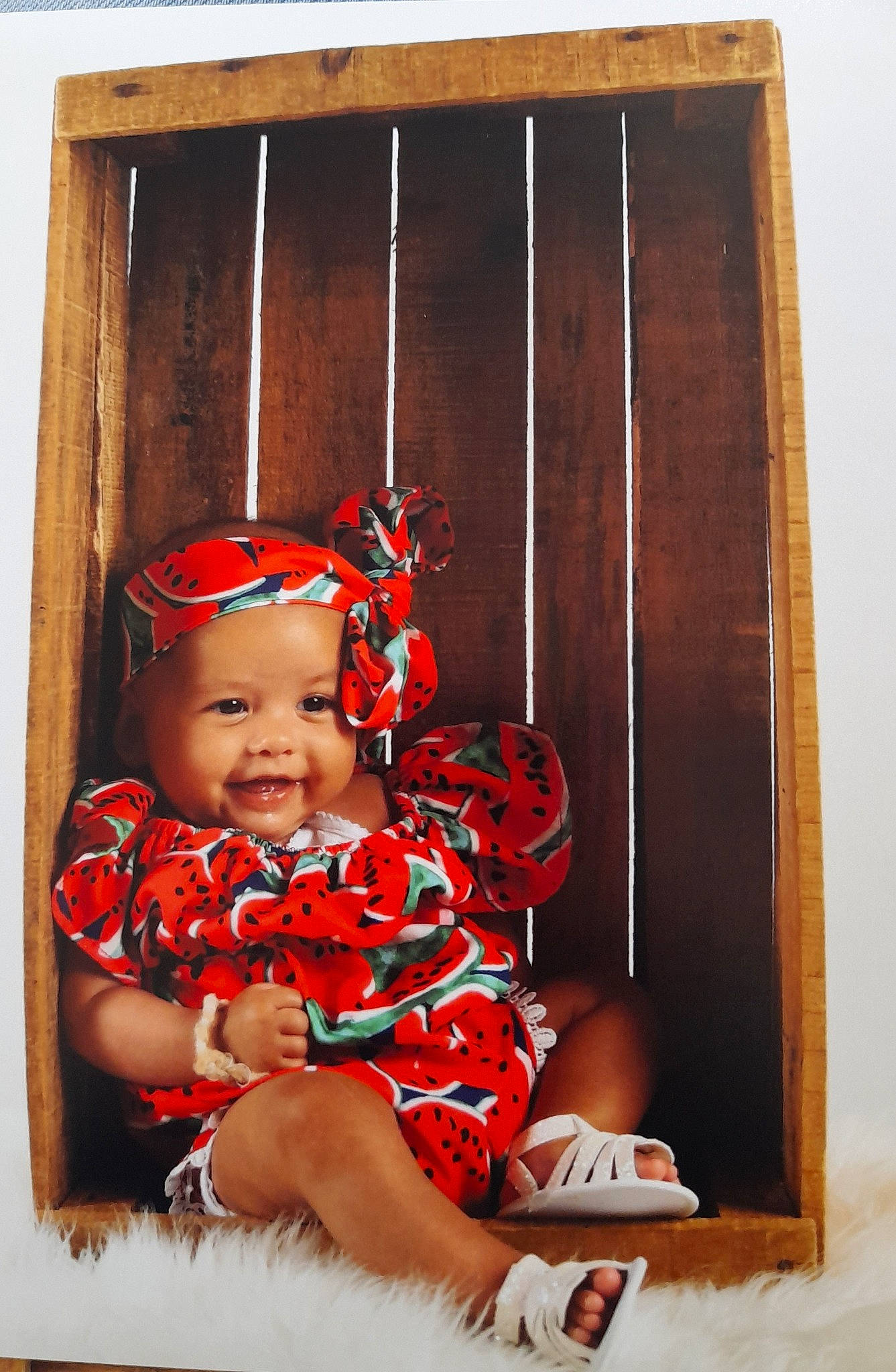 Apryl a rejoint le concours — aidez-le/la à gagner de superbes lots ! baby, baby_toddler_clothing, child, fashion_accessory, fun, happy, headgear, headwear, holiday, jewellery, joy, pattern, person, personal_protective_equipment, picture_frame, portrait_photography, room, sitting, sleeve, smile