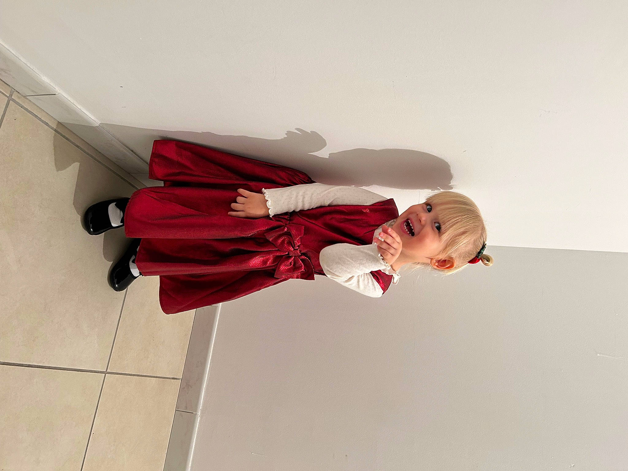 Lola a rejoint le concours — aidez-le/la à gagner de superbes lots ! balance, carmine, ceiling, comfort, elbow, flooring, fun, gesture, happy, human_leg, joy, knee, magenta, person, sitting