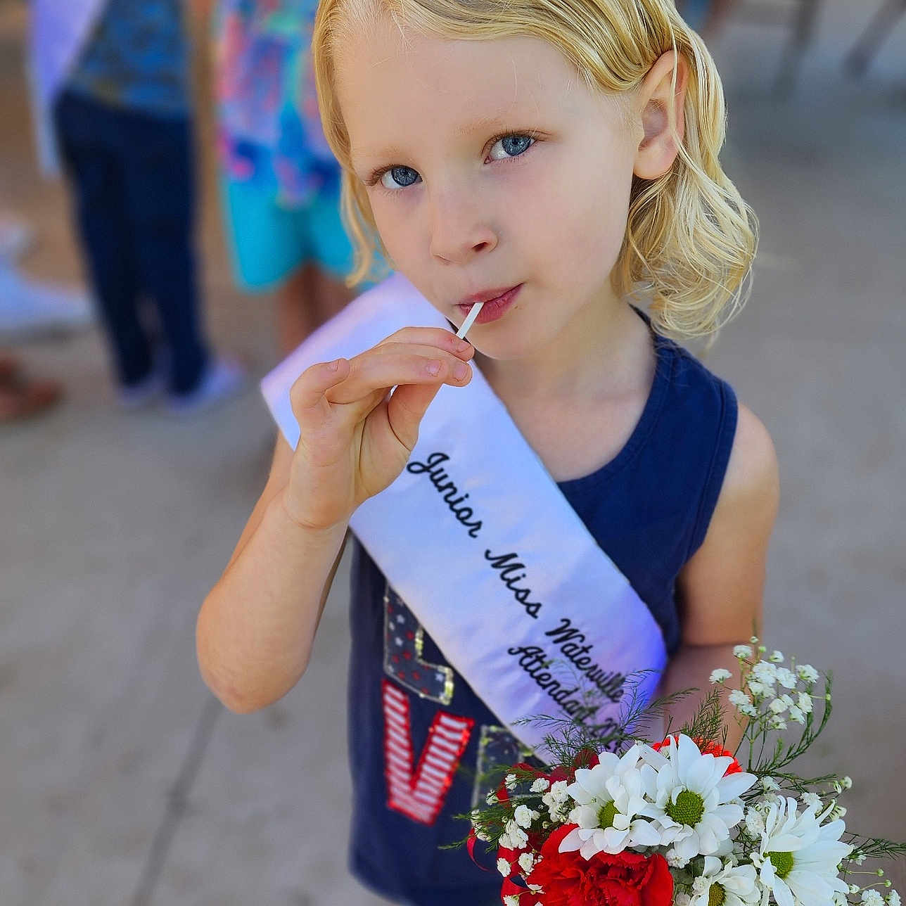 Khaleesi is registered to the contest to win money with this photo: accessories, bodypart, child, clothing, face, female, finger, flower, flowerarrangement, flowerbouquet, footwear, girl, hand, head, jeans, pants, person, plant, rose, shoe