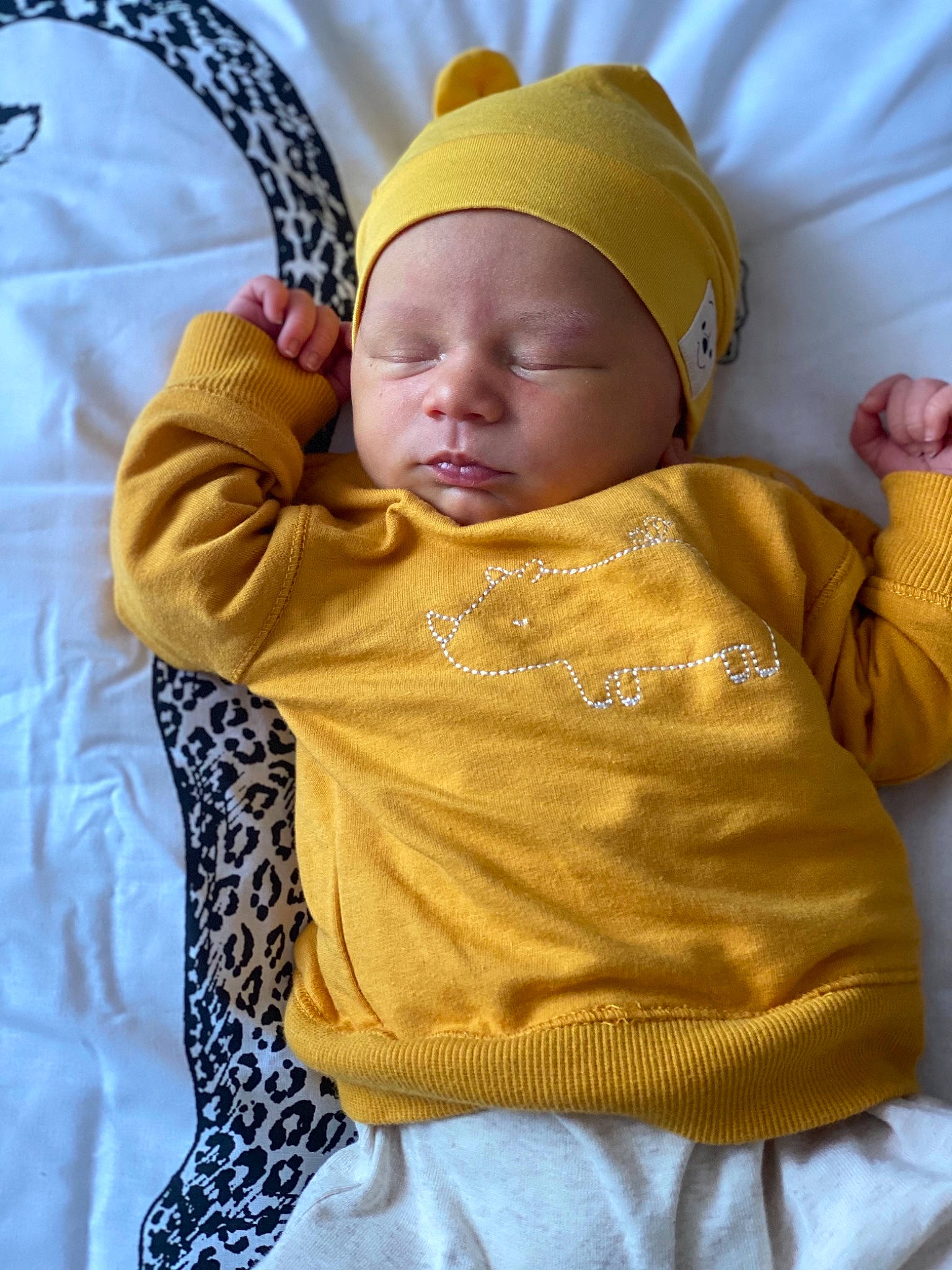Jules a rejoint le concours — aidez-le/la à gagner de superbes lots ! baby, baby_products, baby_safety, baby_sleeping, baby_toddler_clothing, beanie, cheek, child, comfort, eye, head, headwear, knit_cap, linens, person, room, sitting, skin, sleeve, textile