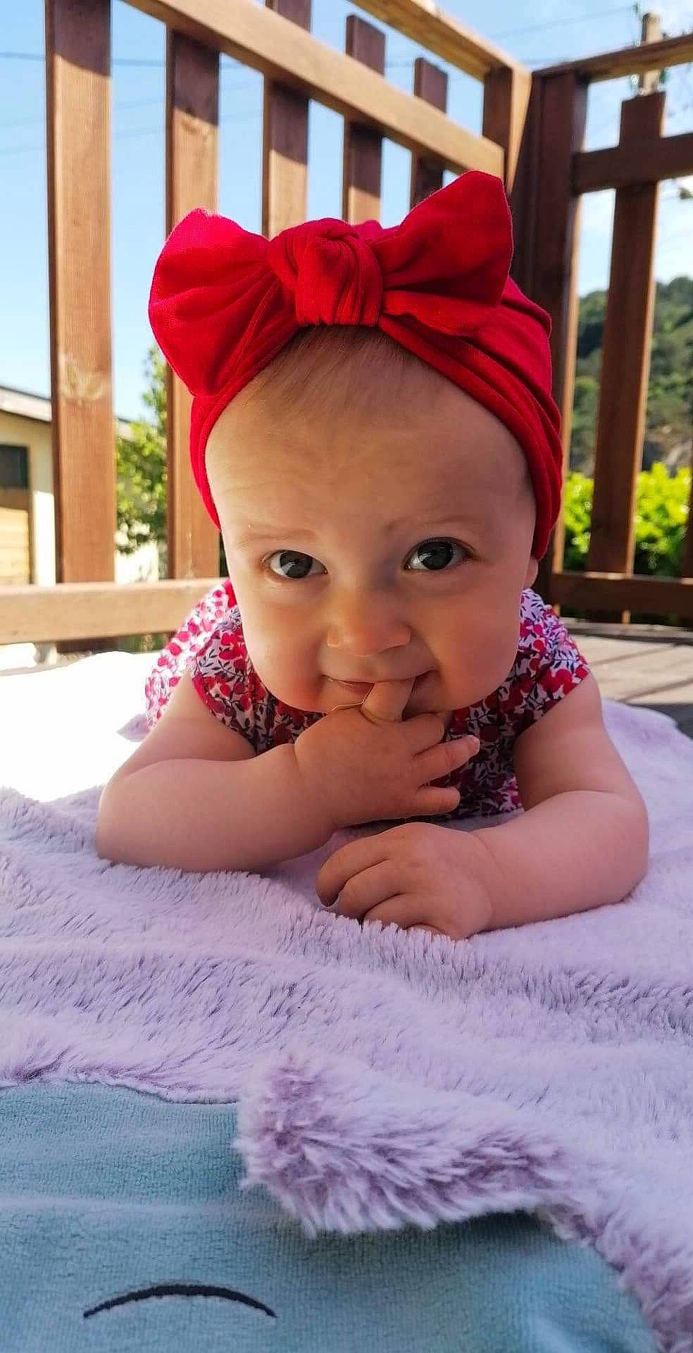 Jeanne a rejoint le concours — aidez-le/la à gagner de superbes lots ! baby, baby_toddler_clothing, cap, facial_expression, fun, grass, hairstyle, happy, headwear, human_body, iris, leisure, lip, magenta, organ, person, pink, purple, skin, smile