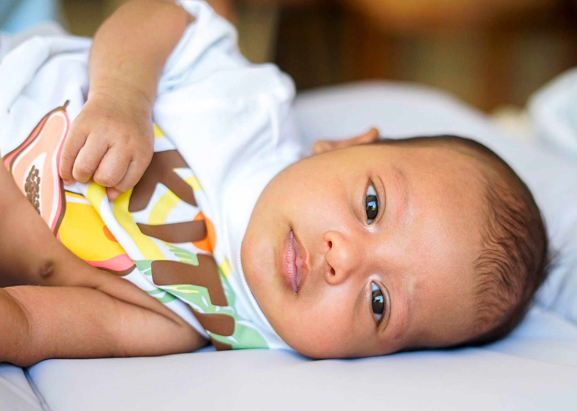 Ghjulia participe au concours pour gagner de l'argent avec cette photo : baby, infant, face, eyes, hand, lying_down, clothing, colorful, skin, portrait, young_child, cute, soft_lighting, indoors, closeup, newborn, peaceful, expression, human, sleeping_area