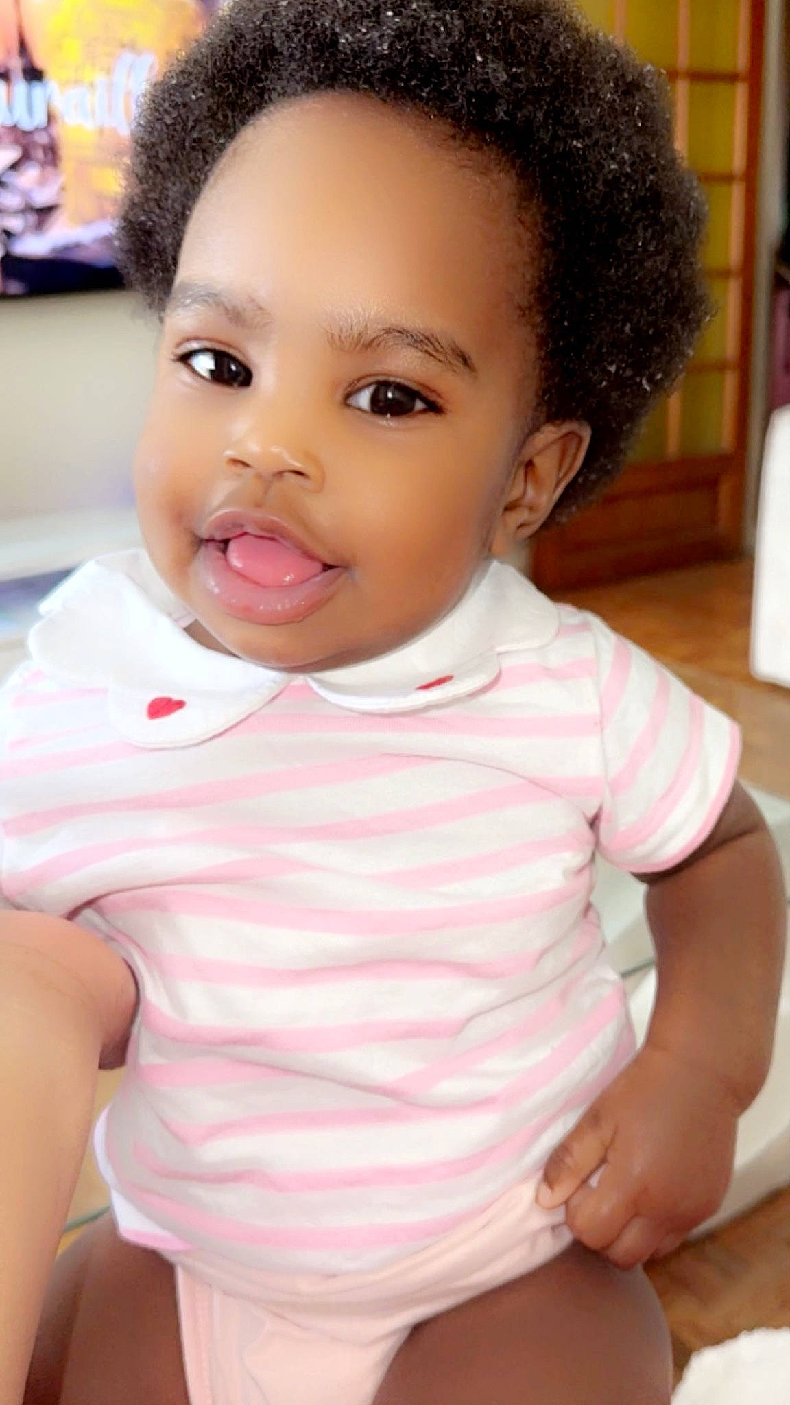 Eunice a rejoint le concours — aidez-le/la à gagner de superbes lots ! baby_toddler_clothing, black_hair, cheek, chin, ear, eye, eyebrow, eyelash, forehead, hair, hairstyle, head, human_body, iris, lip, neck, nose, person, pink, skin