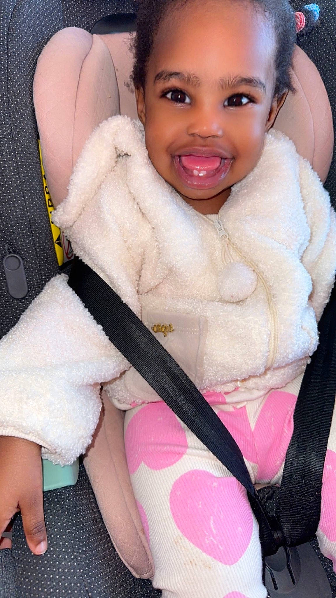 Eunice participe au concours pour gagner de l'argent avec cette photo : arm, black, cheek, comfort, eyelash, finger, flash_photography, happy, human_leg, joint, joy, leg, lip, mouth, neck, person, pink, skin, smile, textile