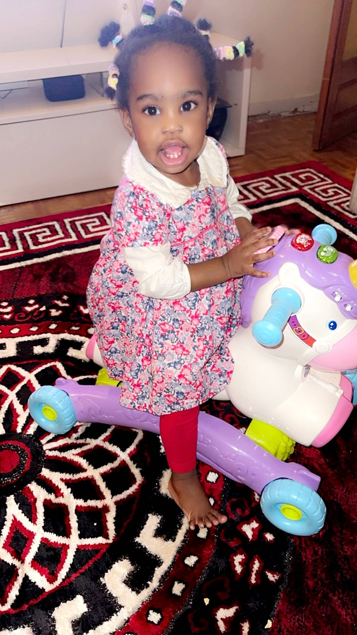 Eunice a rejoint le concours — aidez-le/la à gagner de superbes lots ! baby, baby_toddler_clothing, beauty, child, event, flooring, fun, happy, human, human_leg, magenta, party_supply, pattern, person, pink, purple, room, sitting, textile, toddler