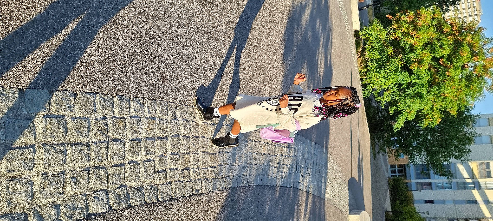 Simone a rejoint le concours — aidez-le/la à gagner de superbes lots ! asphalt, boardsport, extreme_sport, footwear, helmet, human_leg, leisure, person, plant, recreation, rolling, sidewalk, skateboard, skateboarder, sneakers, sports, sports_equipment, tree, urban_area, wall