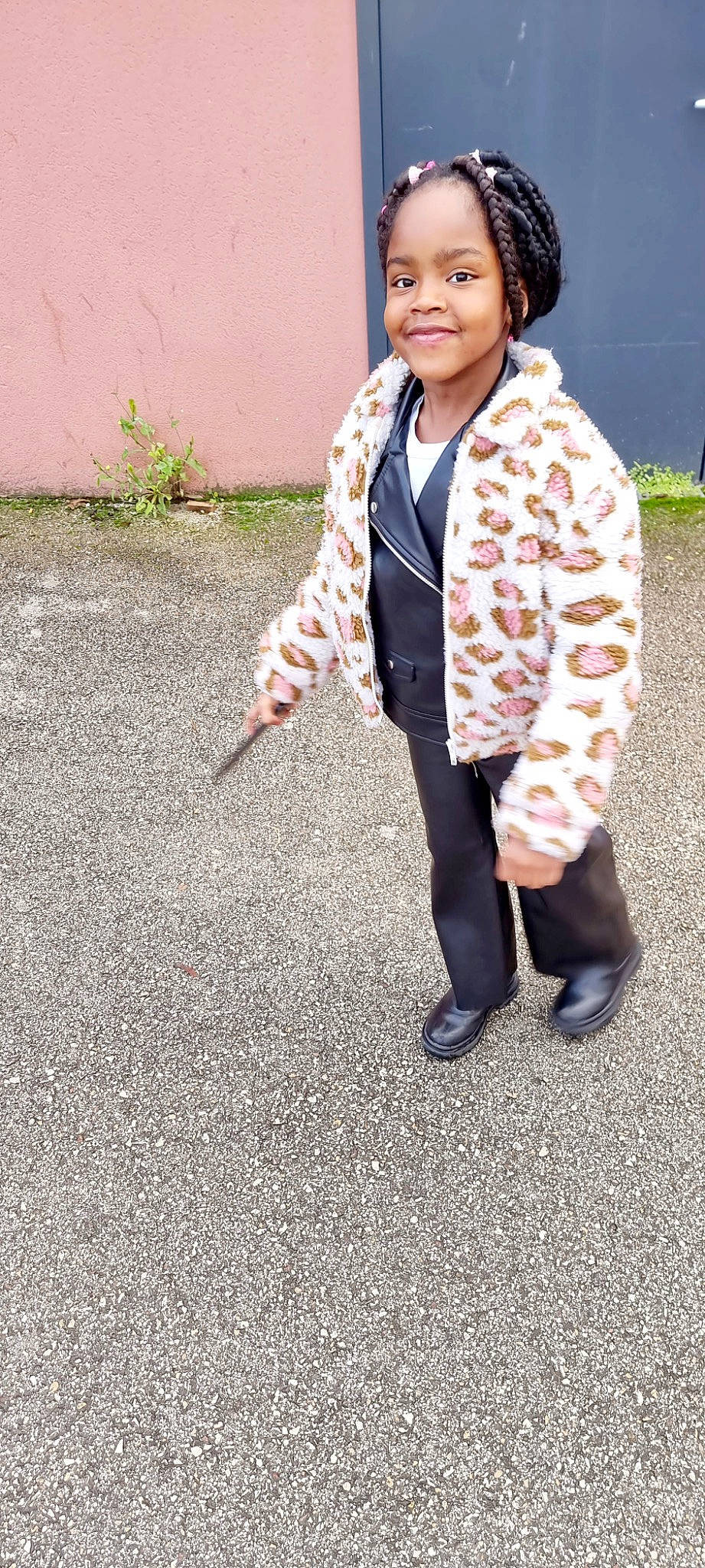 Simone participe au concours pour gagner de l'argent avec cette photo : asphalt, blazer, boot, child, collar, denim, dress_shirt, fashion_accessory, fashion_design, formal_wear, fur, grass, hat, joy, pattern, person, plant, portrait_photography, road_surface, scarf