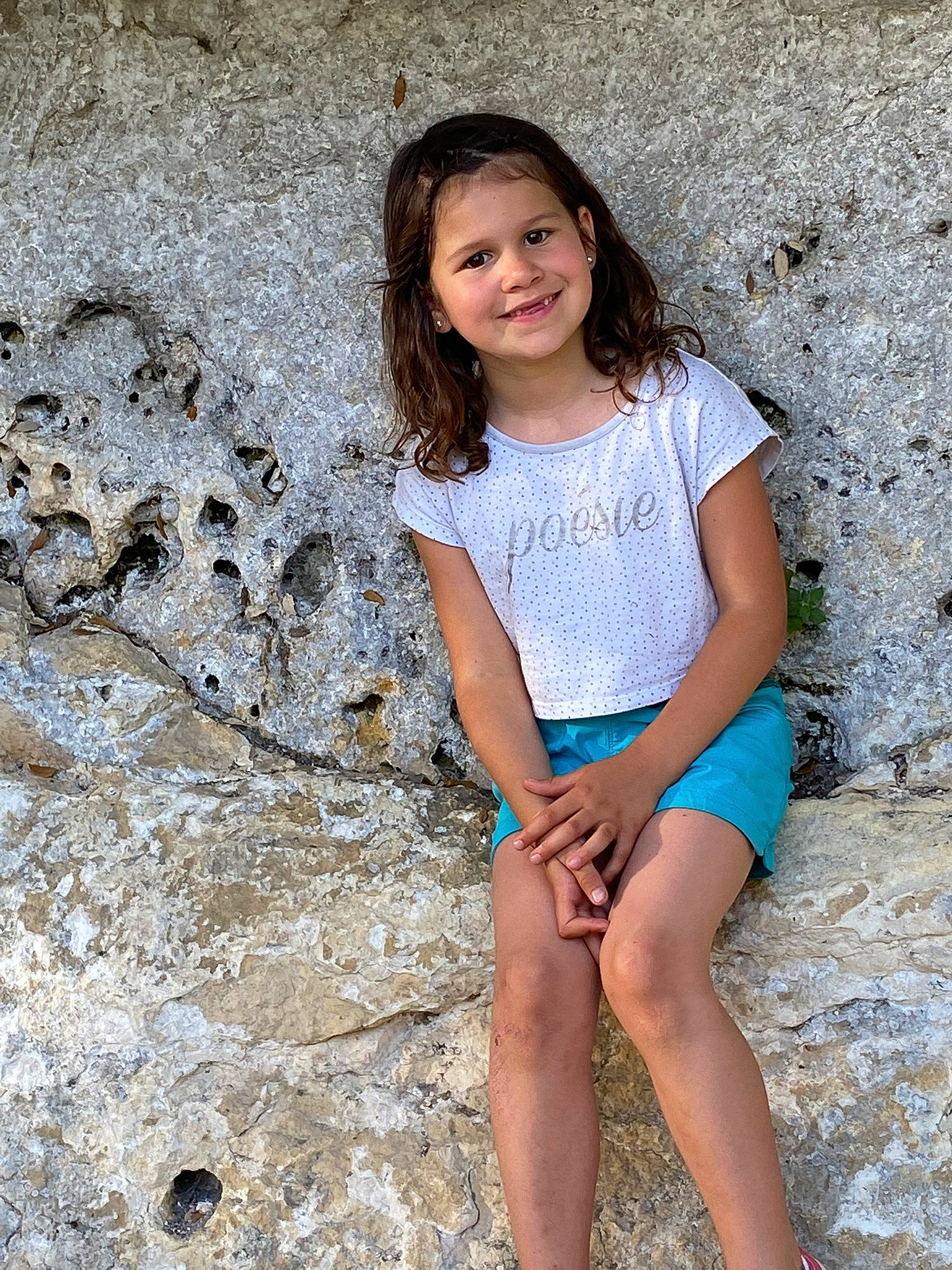 Chlea participe au concours pour gagner de l'argent avec cette photo : black_hair, eye, face, flash_photography, hair, happy, head, joy, knee, leg, long_hair, neck, people_in_nature, person, plant, shorts, skin, smile, t_shirt, thigh