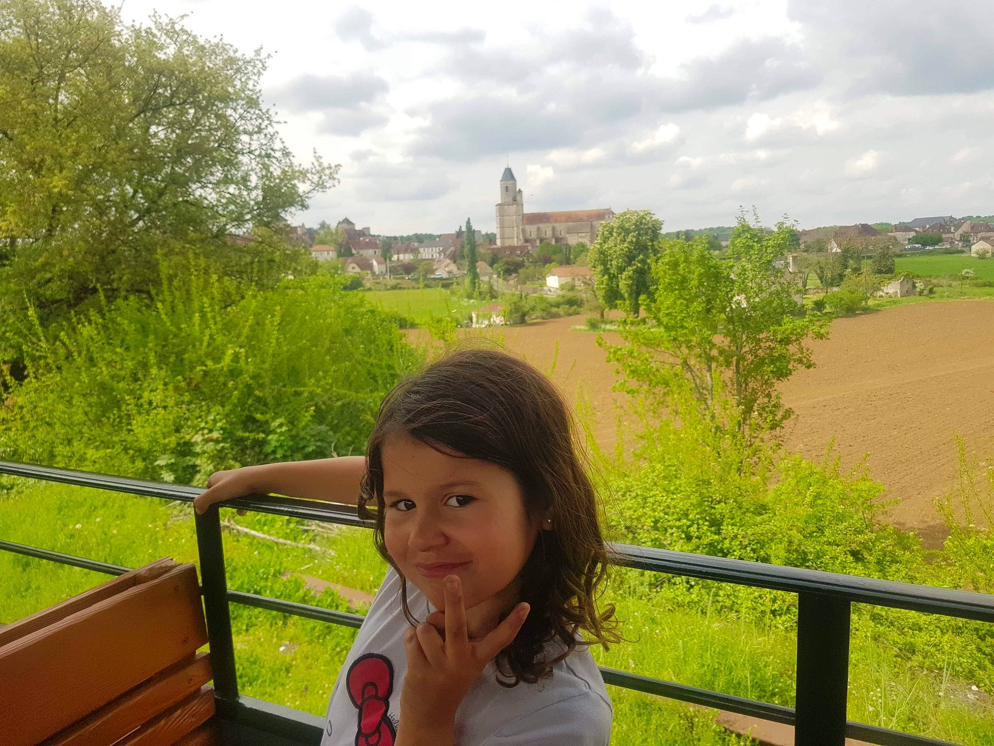 Chlea participe au concours pour gagner de l'argent avec cette photo : body_of_water, botany, cloud, fence, fun, grass, grass_family, grassland, happy, joy, landscape, leisure, people, person, plant, recreation, sky, summer, toddler, travel