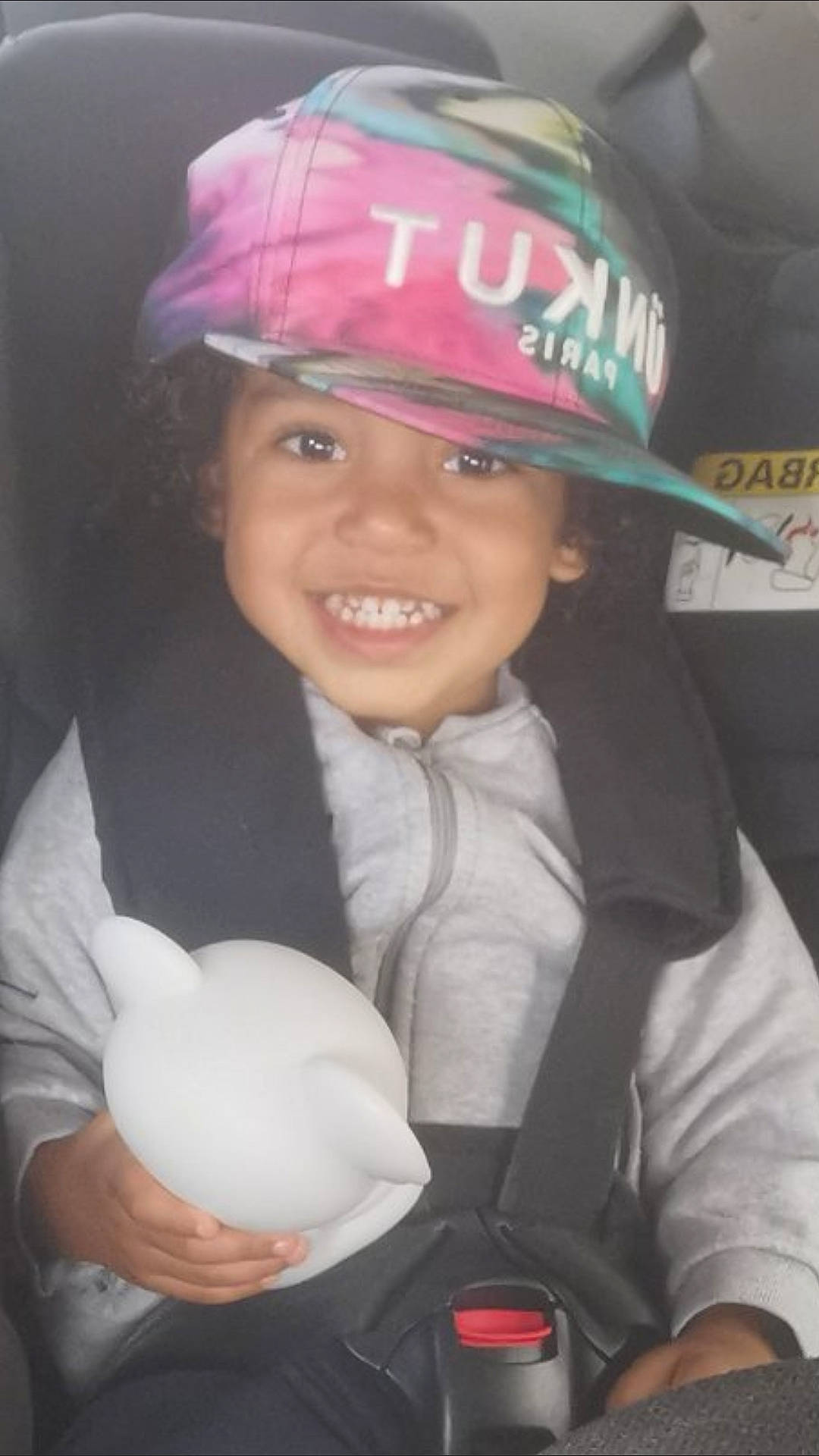 Jayan participe au concours pour gagner de l'argent avec cette photo : baseball_cap, cap, child, face, fun, gesture, happy, hard_hat, headgear, headwear, helmet, joy, organ, outerwear, people, person, personal_protective_equipment, pink, skin, smile