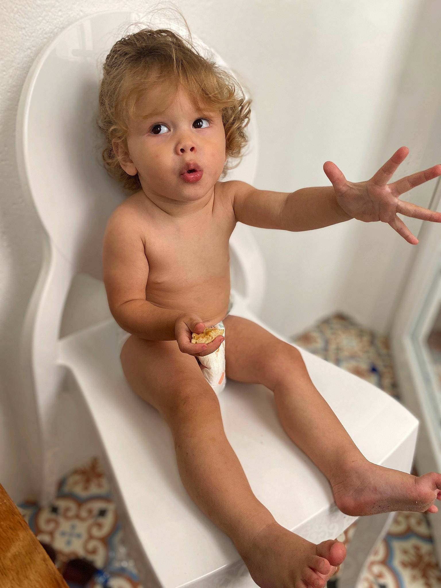Tess a rejoint le concours — aidez-le/la à gagner de superbes lots ! arm, baby, cheek, chest, elbow, finger, gesture, human_body, joint, knee, leg, neck, person, shoulder, skin, stomach, surprise, thigh, thumb, toddler