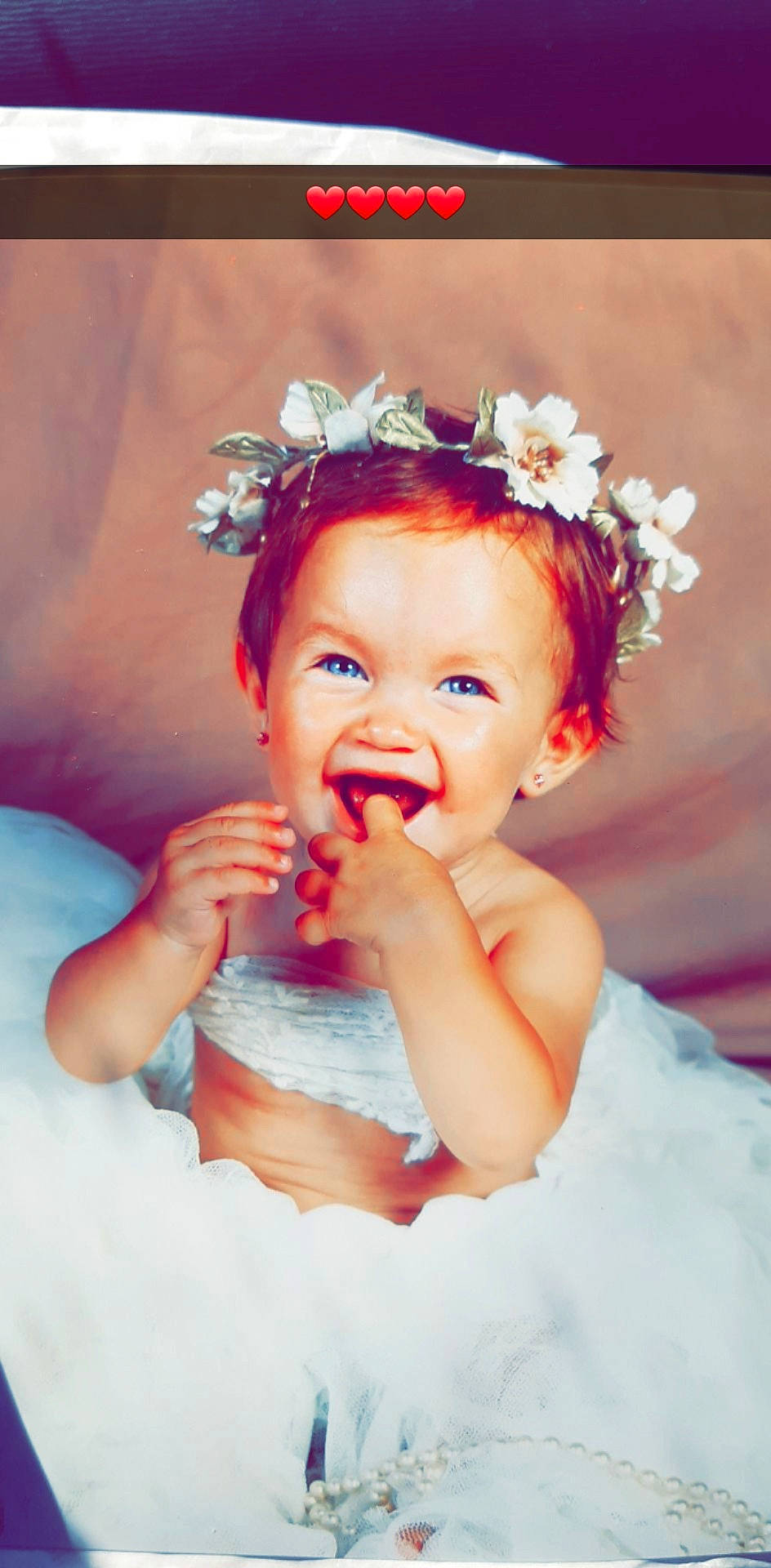 Esperenza a rejoint le concours — aidez-le/la à gagner de superbes lots ! baby, baby_toddler_clothing, cheek, dress, eye, eyelash, flash_photography, fun, gesture, hair_accessory, happy, headband, headpiece, iris, jewellery, lip, person, pink, skin, smile