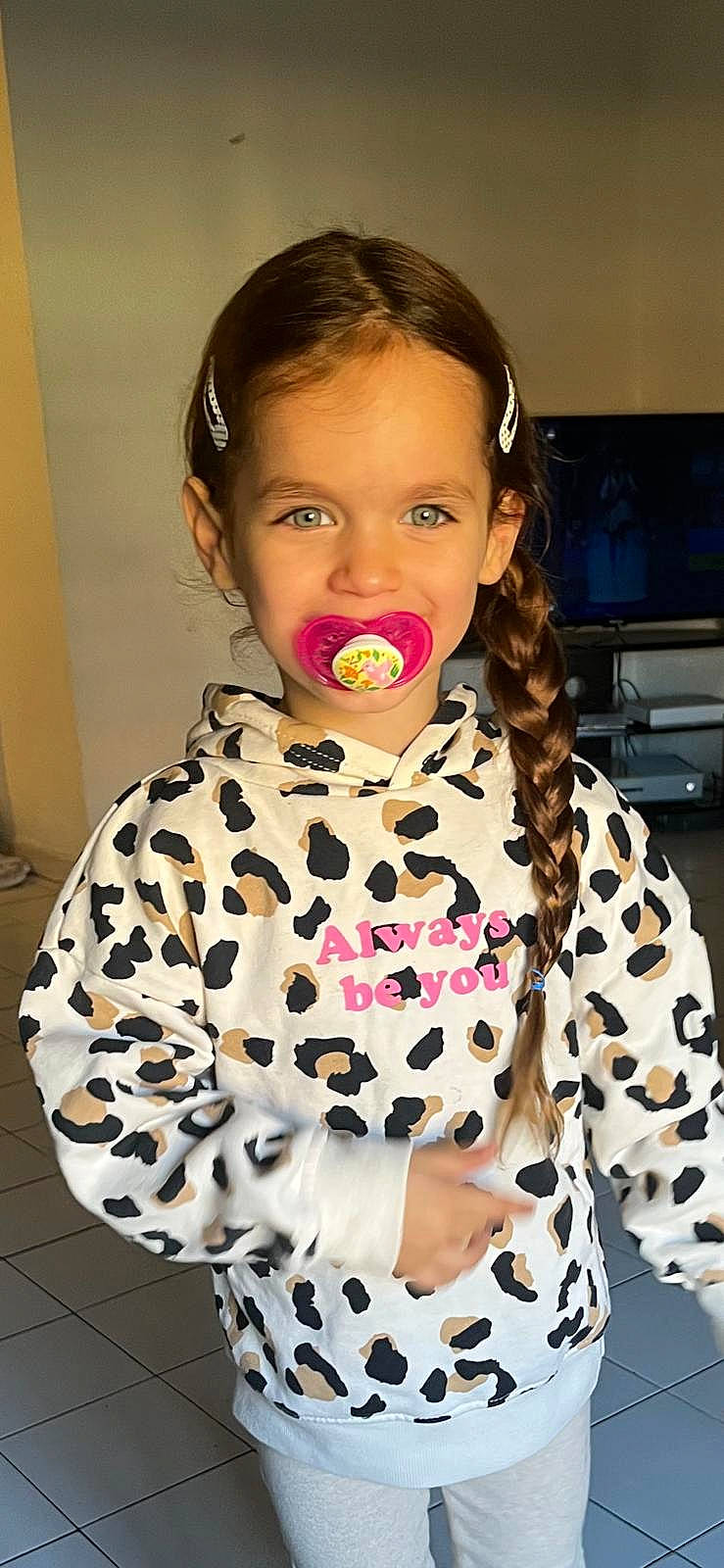 Esperenza participe au concours pour gagner de l'argent avec cette photo : audio_equipment, baby_toddler_clothing, cheek, child, computer_keyboard, computer_monitor, ear, eyelash, fashion_accessory, fashion_design, hair, hairstyle, head, hearing, neck, pattern, person, sleeve, t_shirt, television