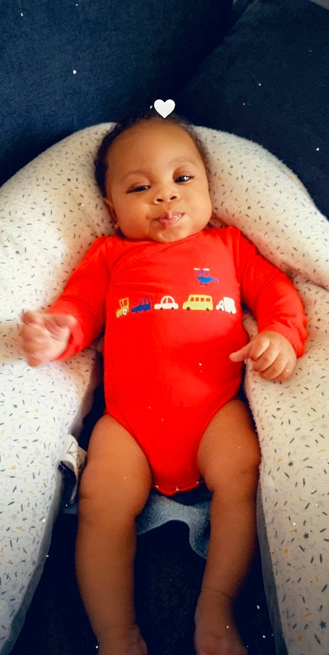 Maylonn a rejoint le concours — aidez-le/la à gagner de superbes lots ! arm, baby, baby_toddler_clothing, blue, cheek, child, chin, eye, face, finger, fun, happy, lifejacket, person, skin, sleeve, smile, stomach, thigh, toddler