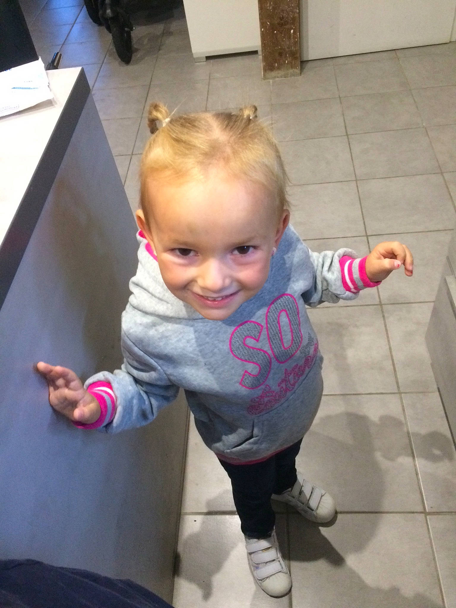 Maëlys participe au concours pour gagner de l'argent avec cette photo : baby, cheek, child, ear, electronic_device, face, forehead, fun, head, joy, person, skin, smile, standing, technology, toddler