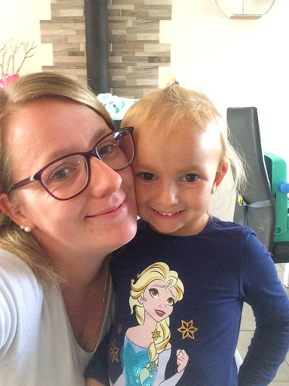 Maëlys a rejoint le concours — aidez-le/la à gagner de superbes lots ! blond, child, cool, electronic_device, eye, eyewear, face, glasses, hair, head, iris, joy, mother, people, person, photography, selfie, shoulder, skin, smile